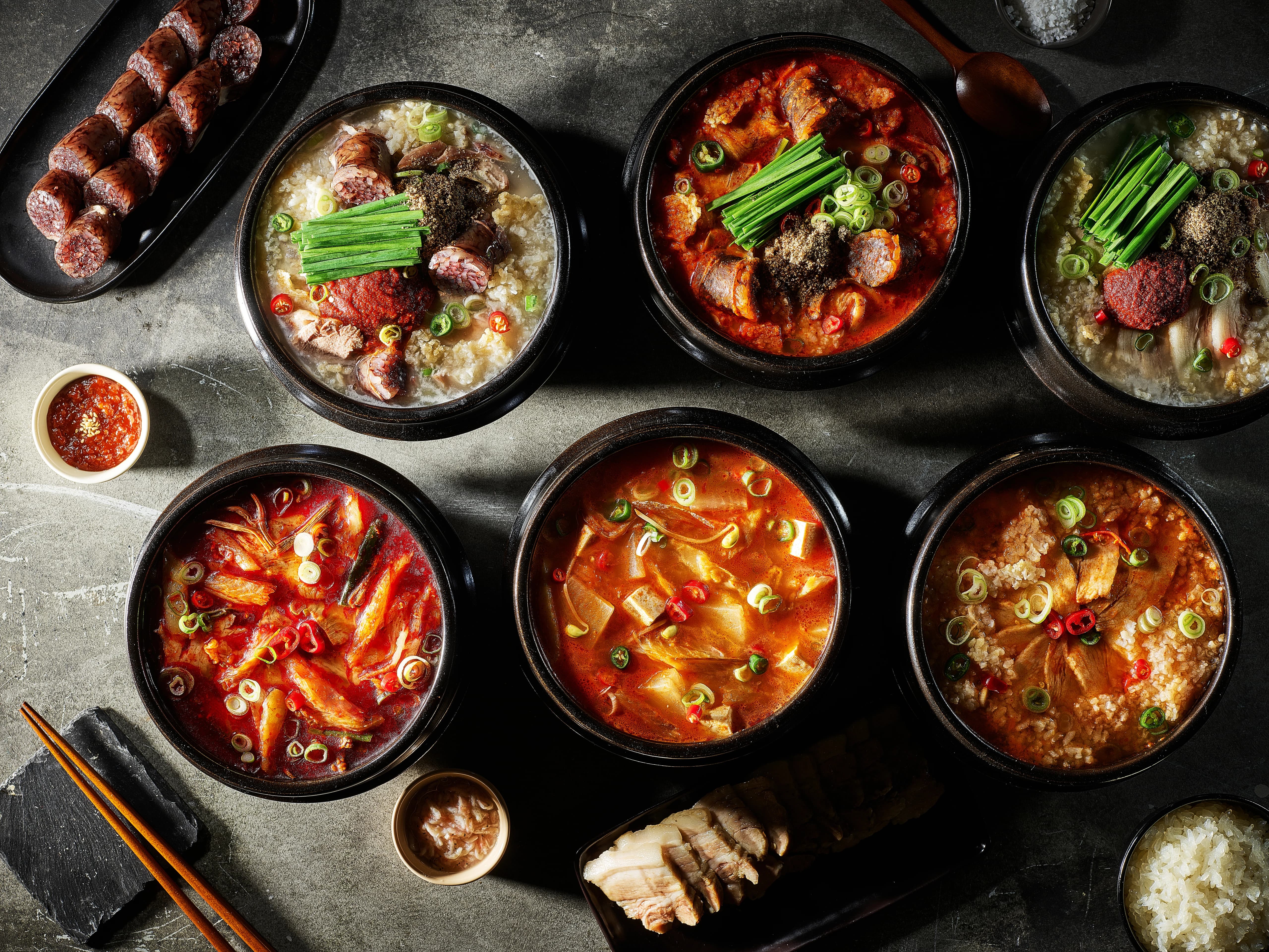 진한 국밥과 얼큰한 국밥, 수육과 순대를 함께 차린 뚝손국밥 메뉴 모음